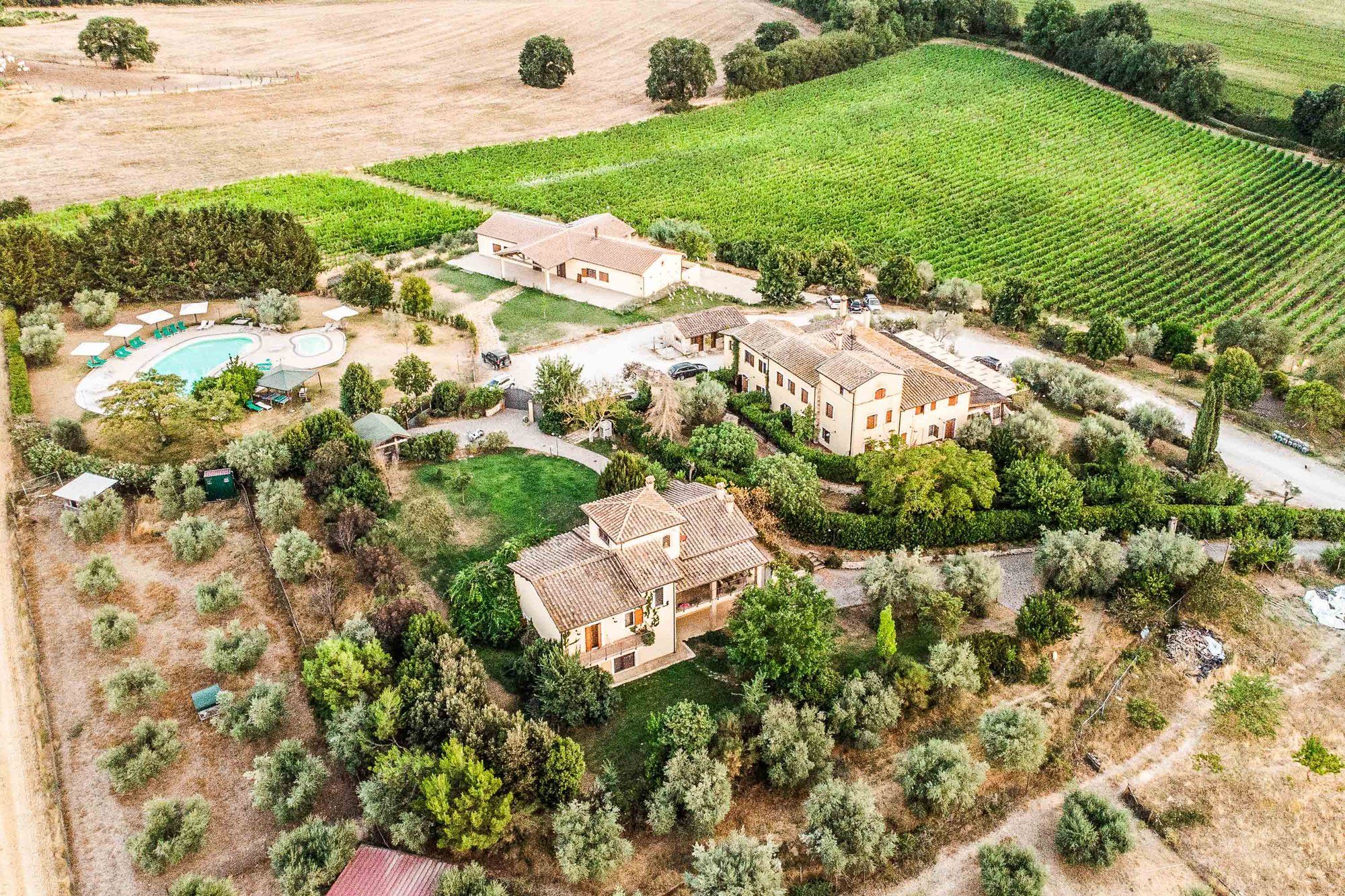 Il casale dell'Agriturismo Regno Verde visto dal drone, tra uliveti, vigneti e la piscina, nella campagna di Narni