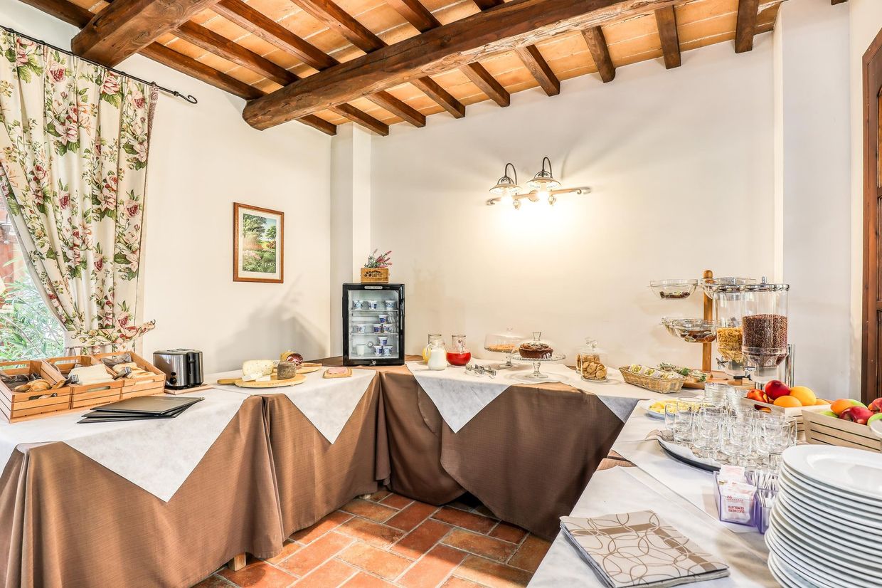 Il buffet della colazione con dolci, frutta, cereali e succhi