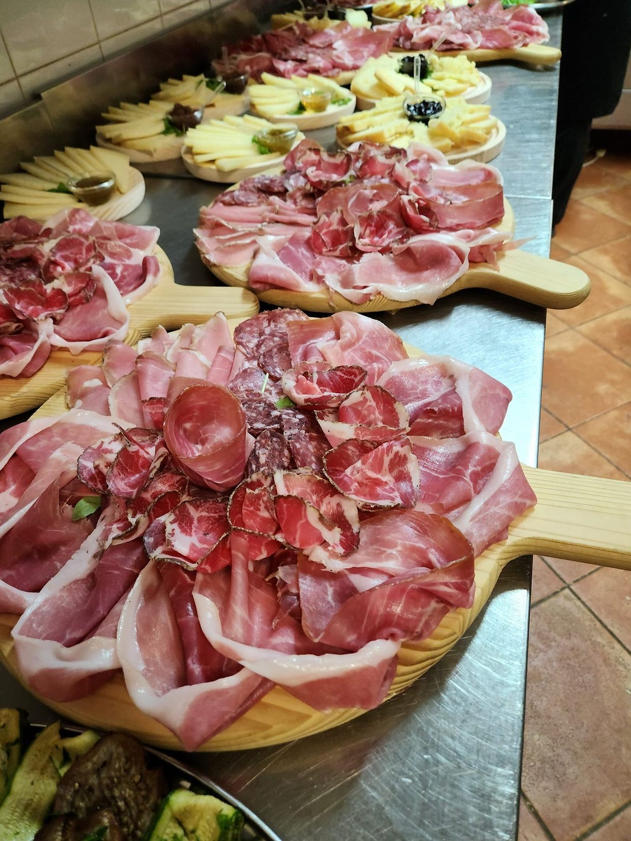Taglieri di salumi e formaggi pronti per un buffet