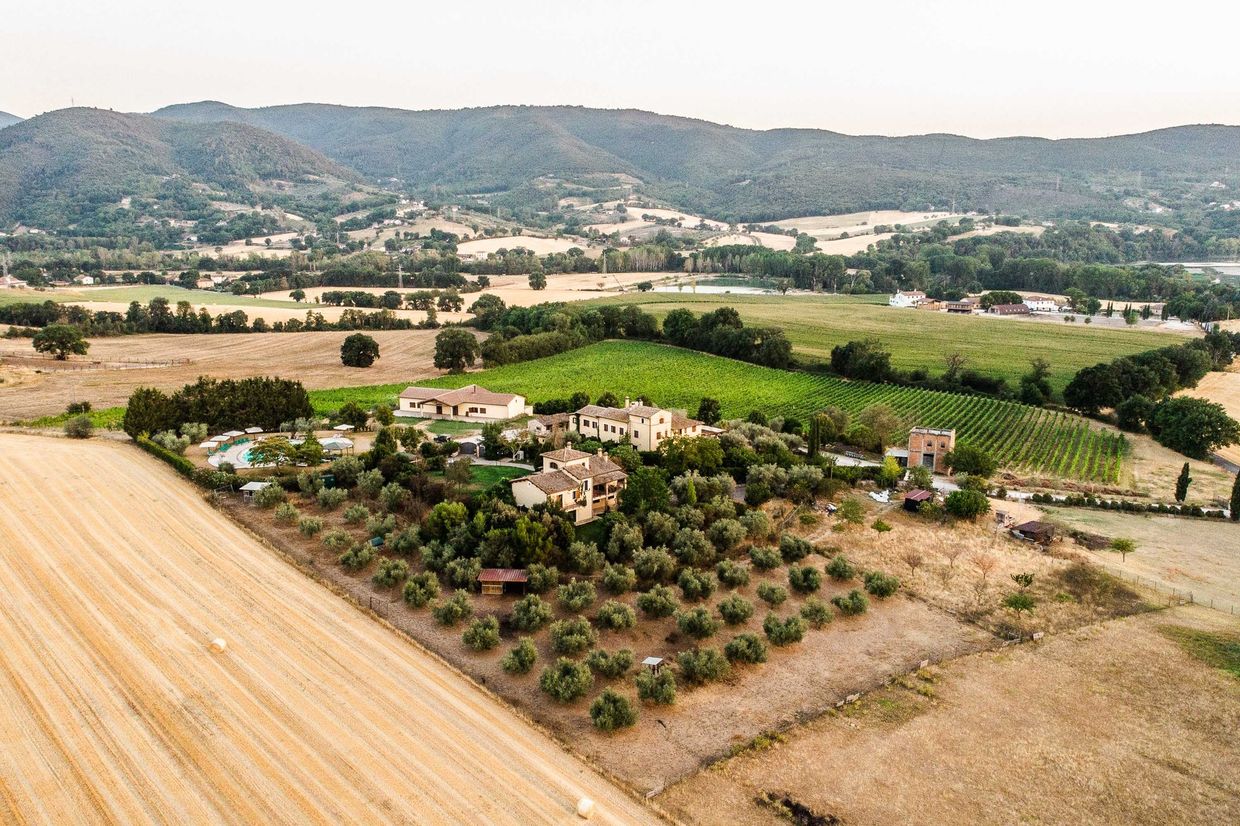 L'agriturismo dall'alto con la valle e le montagne sullo sfondo, nella campagna tra Narni e Terni