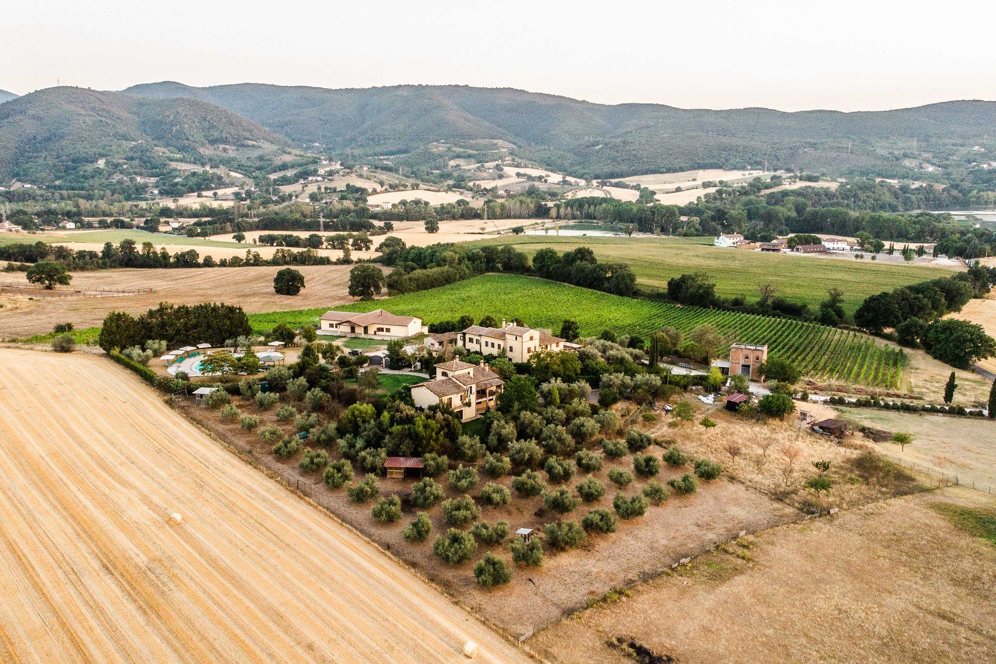 L'agriturismo dall'alto con la valle e le montagne sullo sfondo, nella campagna tra Narni e Terni